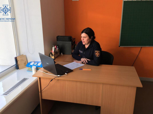Рятувальники Дніпропетровщини проводять уроки з безпеки для школярів