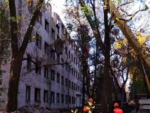 В Кривом Роге приступили к демонтажу аварийного здания (фото)