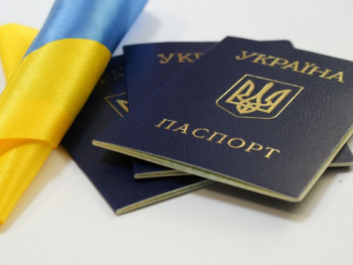 Україна запустить мобільні пункти для видачі документів біженцям у трьох країнах