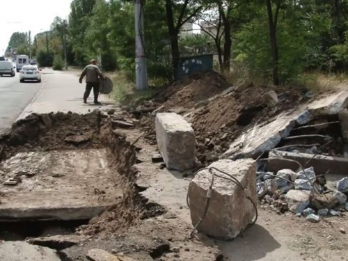 В Кривом Роге раскопали недавно реконструированный мост на 129 квартале (ФОТО)