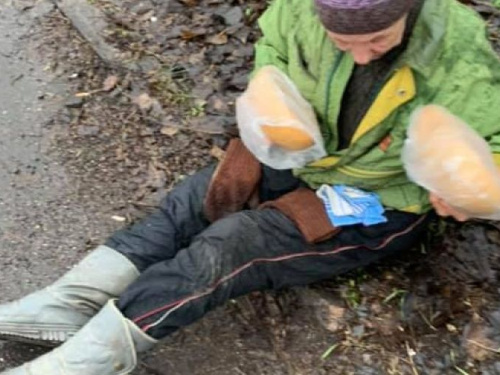 За хлебом - ползком по грязи: в Кривом Роге пенсионерка перемещается на руках по асфальту(фото)