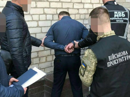 Под Кривым Рогом двое полицейских обещали "повлиять" на прокурора за 8 тысяч долларов