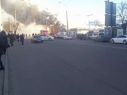 В Кривом Роге горит Центрально-Городской рынок, спасатели пока не могут локализовать очаг (видео)