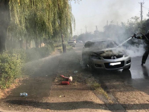 Пожар в Кривом Роге: огонь охватил иномарку возле жилого дома (ФОТО)