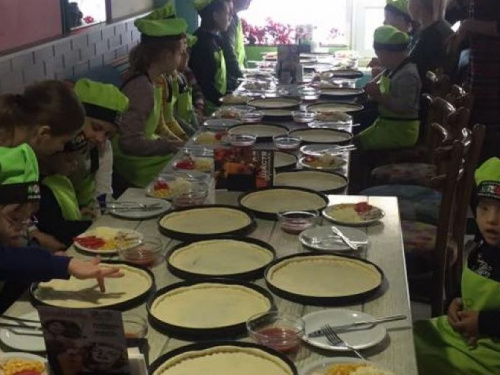 В Кривом Роге "солнечные" дети учились сами готовить себе пиццу (фото)