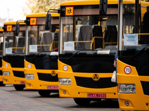 Безпечно і з комфортом: громадам Дніпропетровщини передали нові шкільні автобуси