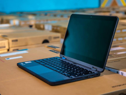 На Дніпропетровщині передали понад 3 600 ноутбуків учителям