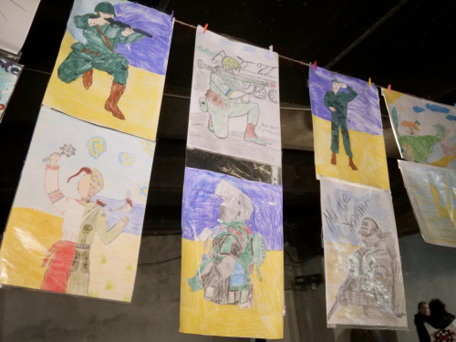 Діти бійців Криворізької бригади Нацгвардії влаштували виставку малюнків «Мій тато – захисник»