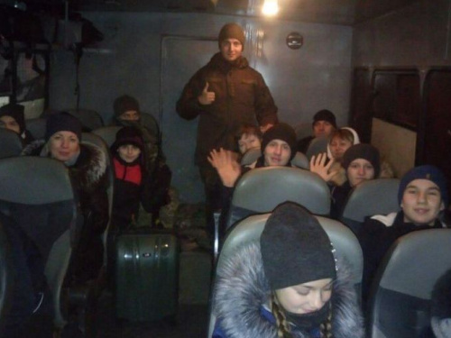 Бойцы Нацгвардии из Кривого Рога вызволили из снежного плена автобус с детьми (фото)