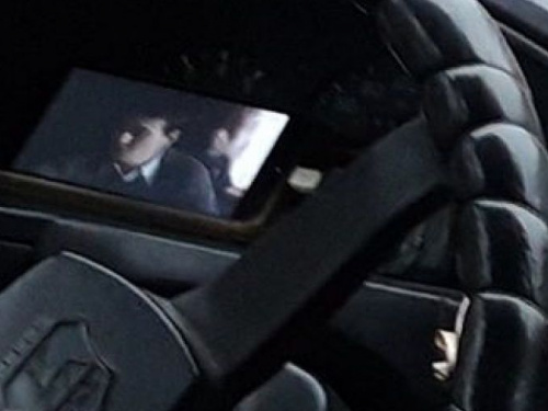 Местный Юлий Цезарь: в Кривом Роге водитель маршрутки прямо за рулем смотрел фильм на телефоне (фото)