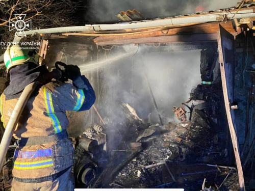 Криворізькі рятувальники загасили вогонь в господарчій споруді