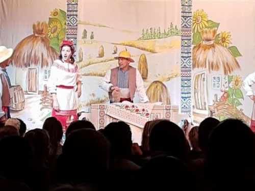 В Кривом Роге кукольный театр открыл новый театральный сезон спектаклем-шуткой "Коза-дереза"