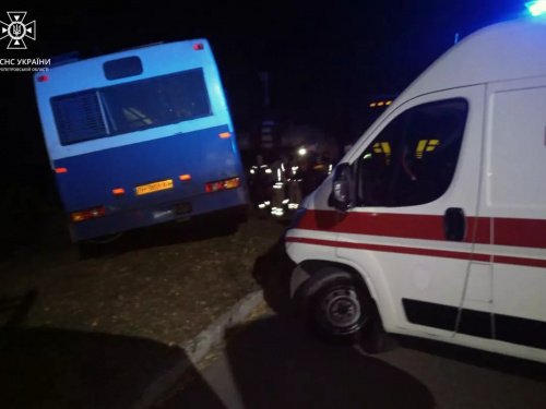 Затиснуло між кабіною та трубою теплотраси: у Кривому Розі рятувальники деблокували водія автобуса