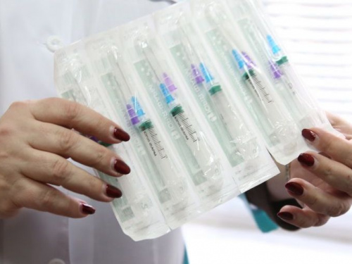 В Україні дозволили вводити бустерну дозу вакцини проти COVID-19 людям віком 60+