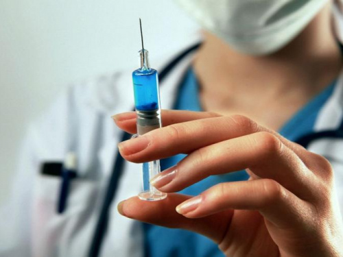 В Україні дозволили введення другої бустерної дози вакцини проти COVID-19: кому саме?