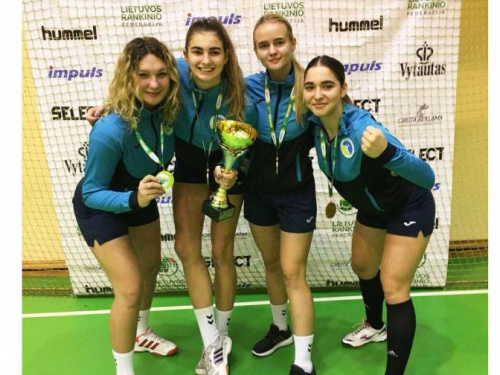 Криворожская студентка-гандболистка победоносно выступила на международном турнире в Литве (ФОТО)