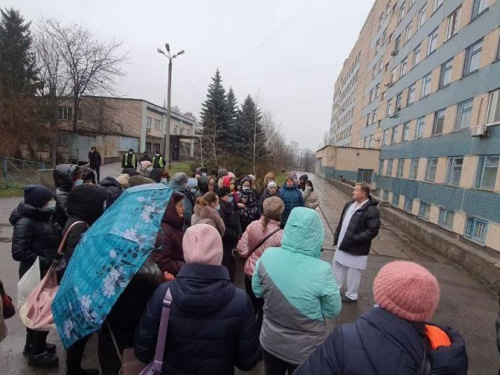 Медикам 16-ї лікарні не виплачують зарплату та "ковідні": персонал вийшов на мітинг