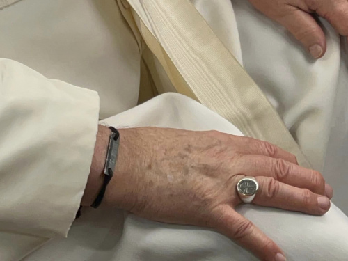 Папі Франциску подарували браслет зі сталі комбінату «Азовсталь»: деталі зустрічі у Ватикані