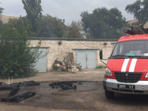 Крыши сразу четырех гаражей загорелись в Металлургическом районе Кривого Рога (ФОТО)