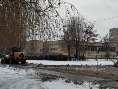 Криворожан просят не бросать автомобили, в городе работает снегоуборочная техника (фото)
