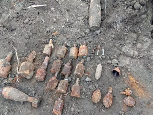 Привет из прошлого: на Днепропетровщине члены историко-поисковой группы обнаружили 25 боеприпасов (фото)