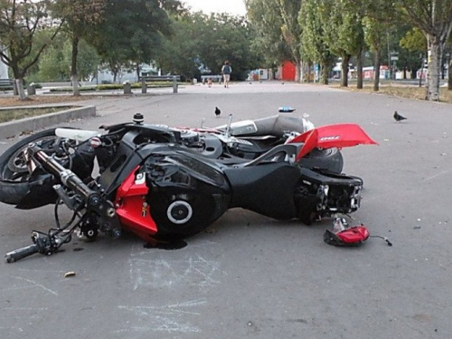В Кривом Роге невнимательный мотоциклист покалечил женщину с ребенком