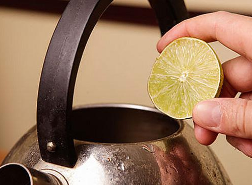 Як очистити чайник за допомогою одного лимона – поради