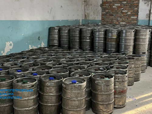 Море алкоголю: на Дніпропетровщині припинили роботу цеху з незаконного виготовлення спиртного
