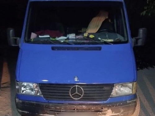 Втік з місця ДТП: у Кривому Розі поліцейські по «гарячих слідах» затримали водія мікроавтобуса