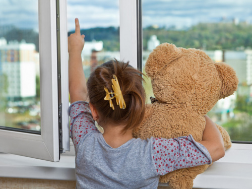 З початку року на Дніпропетровщині 11 дітей випали з вікон