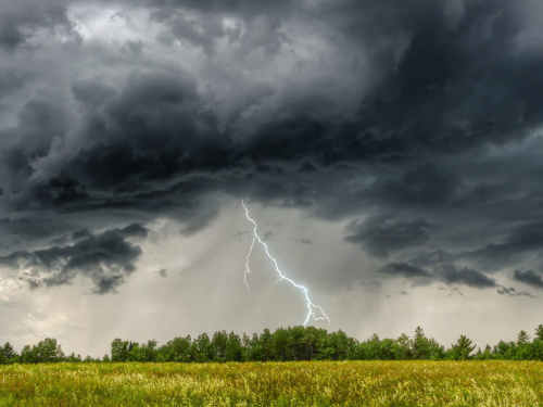 Негода на Дніпропетровщині: можливі дощі з грозами та пориви вітру