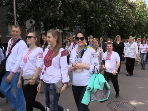 Более четырех тысяч жителей Кривого Рога присоединились ко всеукраинскому празднику вышиванки (ФОТО)