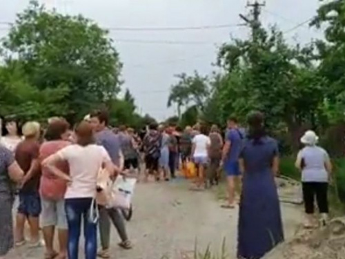 Борьба за воду продолжается: в селе Криворожского района люди пытались вызвать местных депутатов