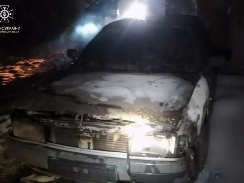У Довгинцівському районі палала автівка: вночі рятувальники загасили пожежу