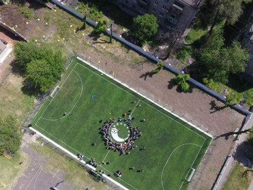 В Кривом Роге школа получила новое футбольное поле (ФОТО)