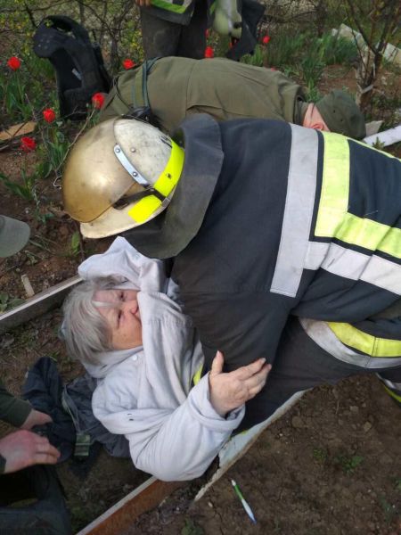 В Кривом Роге старушка упала в открытый люк (фото)