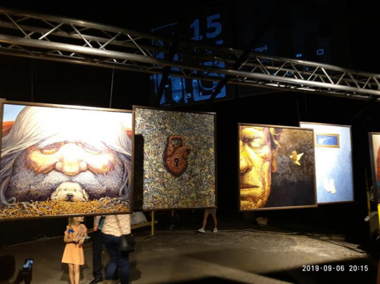 Ночь, парк Северный, искусство: в Кривом Роге прошла ночная выставка