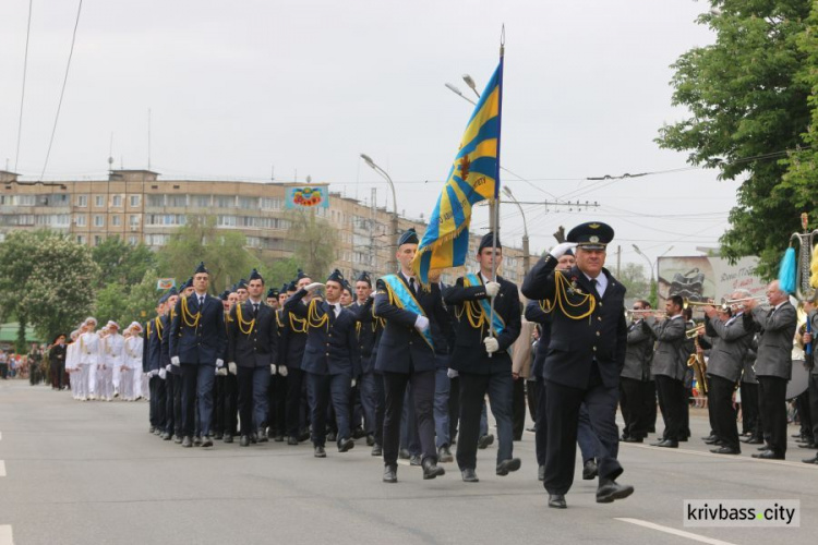 Жители Кривого Рога приняли участие в торжественном параде на проспекте Мира (ФОТО)