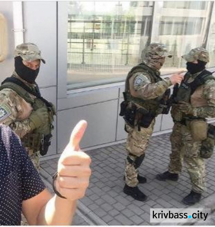 Вооруженные люди в масках обыскивают предприятия в Кривом Роге