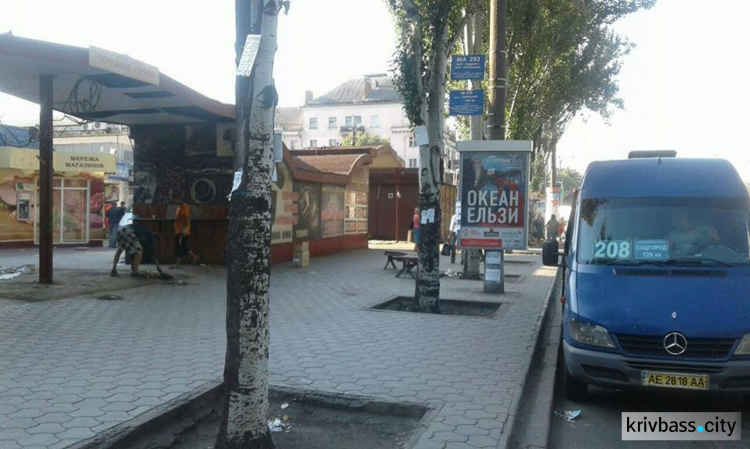 В центре Кривого Рога на остановке общественного транспорта убрали ларьки (ФОТО)