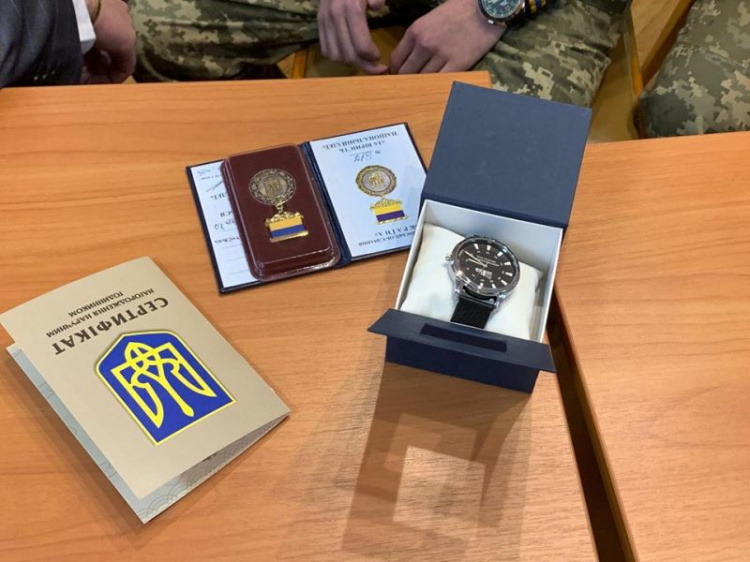 На Днепропетровщине юному герою, который спас жизнь пятерым детям, вручили часы от главы облсовета (фото)