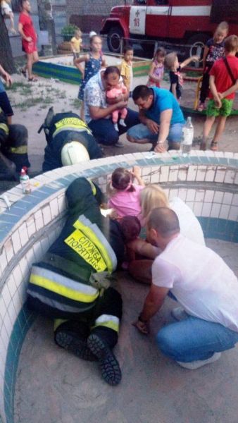 На Днепропетровщине двухлетняя девочка застряла в сливной трубе бассейна (фото, видео)