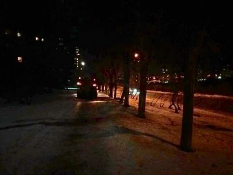 В Кривом Роге всю ночь чистили тротуары и пешеходные дорожки (фото)