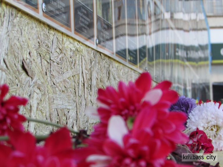 В Кривом Роге у стелы Героев жители города почтили память земляков, погибших под Иловайском (фото)