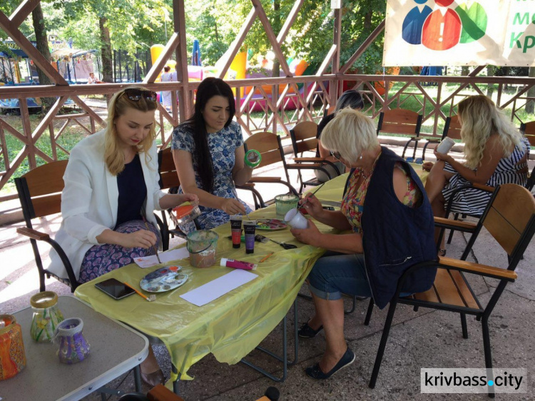 Жители Кривого Рога разрисовали стеклянные банки, которые будут использовать в качестве подсвечников в парке Мершавцева (ФОТО)