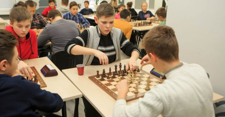 Интеллектуальные игры: в Кривом Роге открылся новый шахматный клуб (фото)