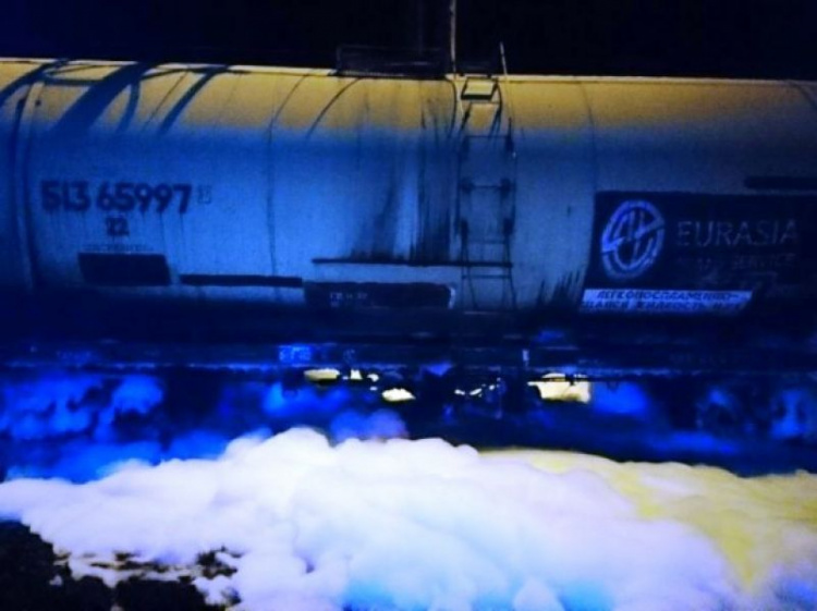 У грузового поезда "Кривой Рог - Тимково" произошла утечка бензола