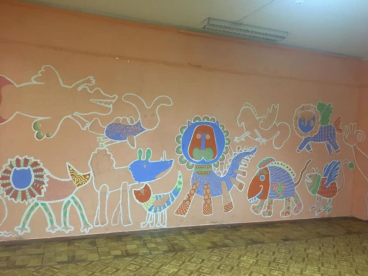 В Кривом Роге дети украсили школу яркими рисунками (фото)