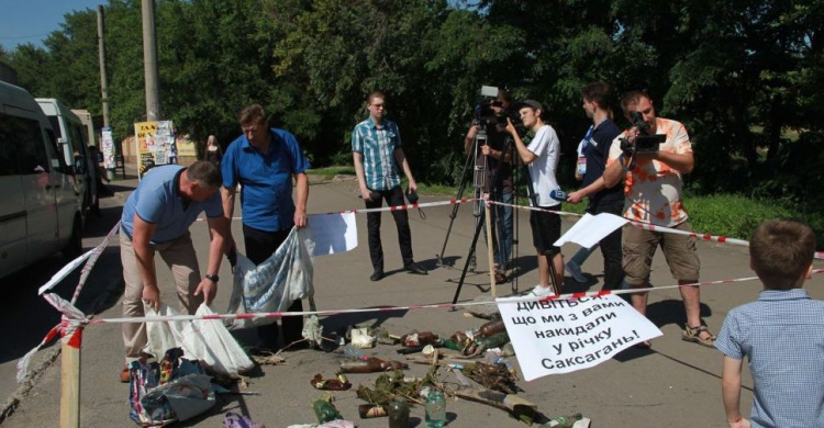 В Кривом Роге с мусором в реке боролись журналисты и водолазы