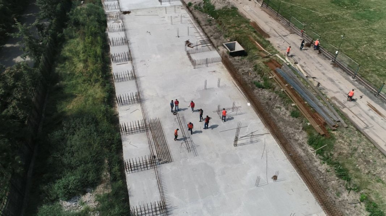 На стадионе «Спартак» в Кривом Роге возводят стены новых трибун (фото)